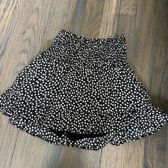 See of two mini skirts by Zara, size 8-9 - Picture 4 of 6